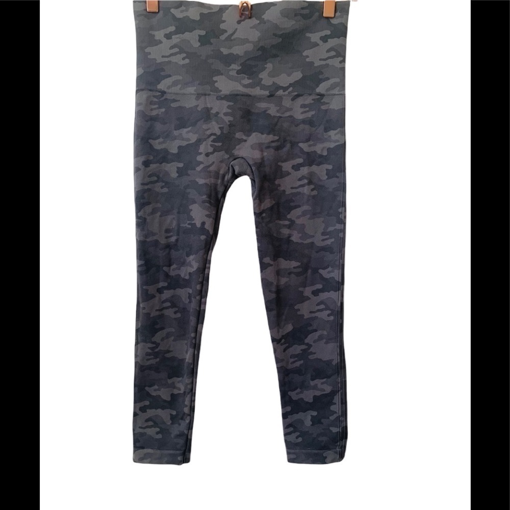 Spanx Look at Me Now Seamless Cropped Leggings Sage Camo Size Large